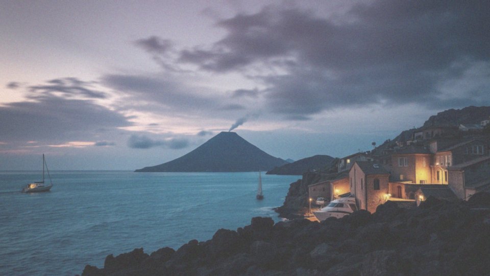 Jakie znaczenie mają wulkany Stromboli i Vulcano w turystyce?